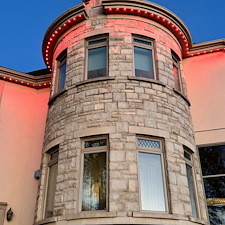 Une-Installation-blouissante-dclairage-Extrieur-Permanent-Montreal-Qc-avec-Gemstone-Lights 3